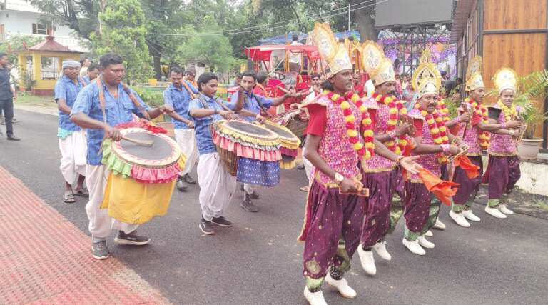 *श्री गणेश जी का धूमधाम से विसर्जन, रंग-गुलाल और लोक नृत्य का अद्भुत संगम, अनेक धार्मिक कार्यक्रम के आयोजन के बाद हुआ समापन……..*
