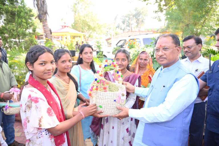 *मुख्यमंत्री श्री विष्णुदेव साय हवं प्रधानमंत्री आवास योजना के हितग्राहि मन ला दीपावली के उपहार दीस , अव सीएम हर तिलासो बाई ले मिट्टी के दिया अउ कलश के खरीदी करीन हे………*