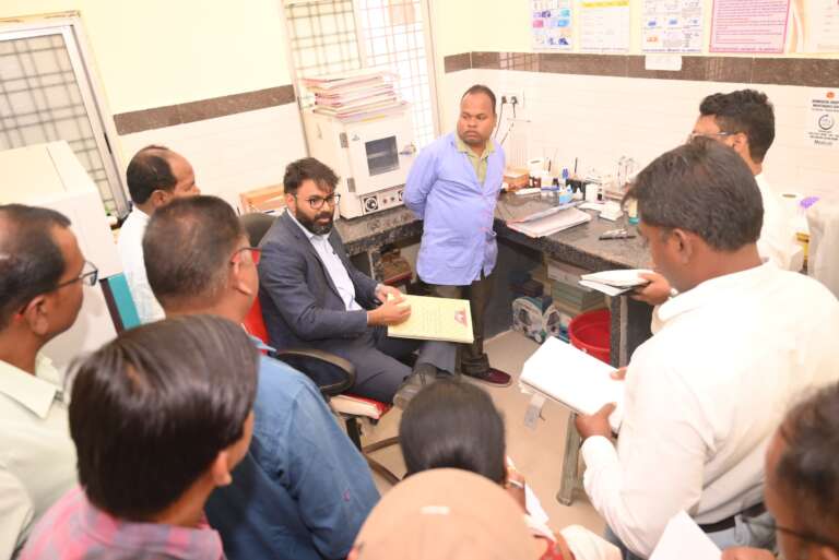 *BIG BREAKING:– कलेक्टर रोहित व्यास ह अस्पताल में दौरा करे के बेरा डॉक्टर रहीस गायब, डॉक्टर ला सांय ले निलंबित करे के स्वास्थ्य विभाग ला निर्देश करे हे जारी, ये कार्यवाही ले मचे हे हड़कंप………*