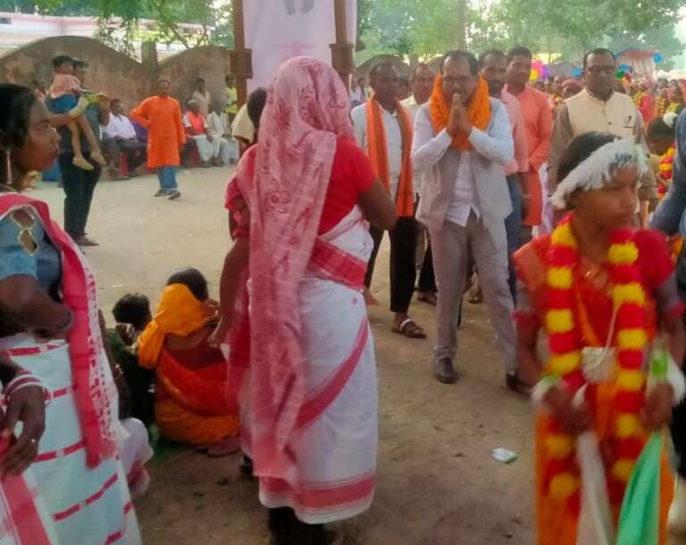 *गोवर्धन पूजा महोत्सव के होइस आयोजन, मुख्य अतिथि डीडीसी सालिक साय हर शामिल होय रहीन, पूजा अर्चना करे के बेरा सुख शांति खुशहाली के मनोकामना करीन हे…..*