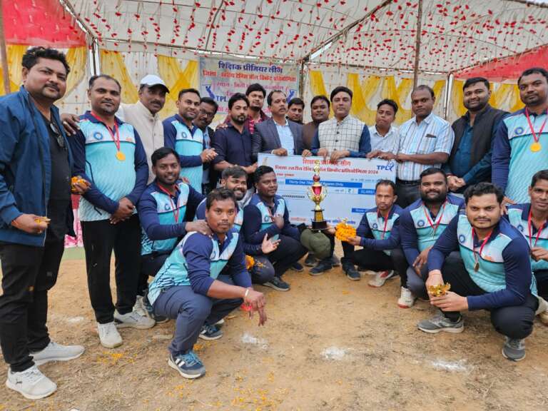 *यहां होइस गुरुजी मनके क्रिकेट प्रतियोगिता, समापन समारोह के बेरा म अजजा मोर्चा कर प्रदेश उपाध्यक्ष सालिक साय रहीन मौजूद, कहींन खेल के माध्यम ले जुड़थे एक दूसर कर भावना…….*