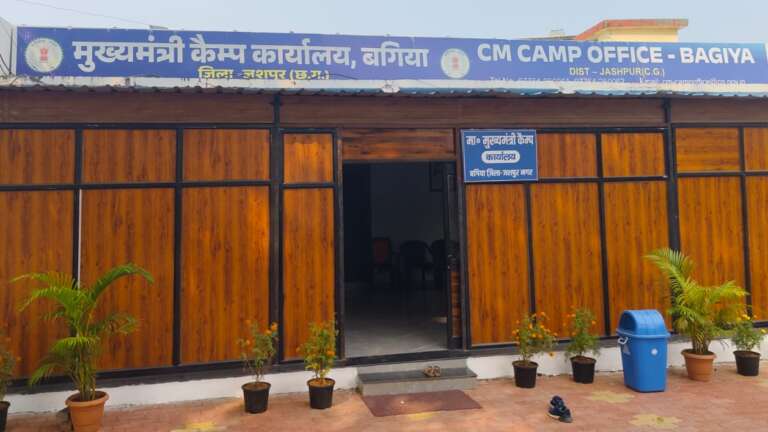 *मुख्यमंत्री कैंप कार्यालय की पहल पर ग्राम भड़िया में पुनः बहाल हुई बिजली, पोल टूट जाने की वजह से पूरे गांव में बंद हो गई थी बिजली की सप्लाई, ग्रामवासियों ने मुख्यमंत्री को दिया धन्यवाद*