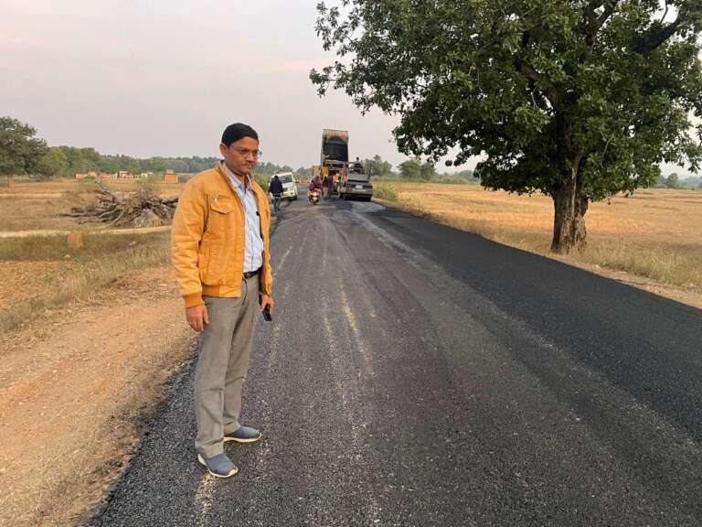 *एक साल बेमिसाल: मुख्यमंत्री श्री विष्णुदेव साय की विशेष पहल से जशपुर जिले में गांव कस्बों को मुख्य सड़क से जोड़ने बिछ रहा है सड़कों का जाल….*
