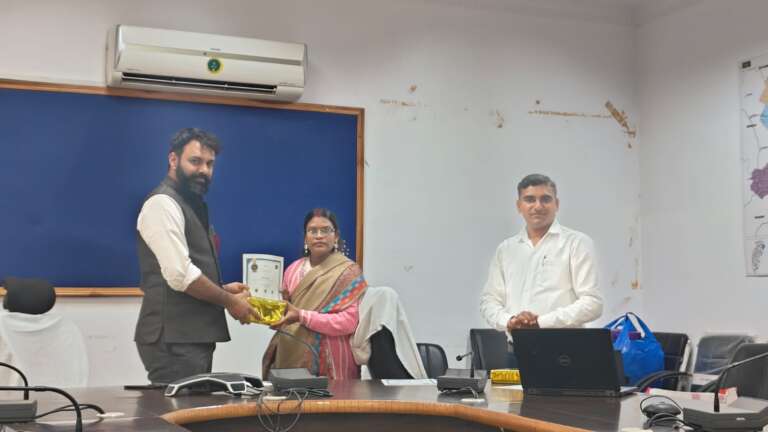 *कलेक्टर ने उत्कृष्ट कार्य करने वाले 14 शिक्षकों और 1 सीएसी को किया सम्मानित, विनोबा ऐप्प के माध्यम से स्कूलों में नवाचारी शिक्षा को दिया जा रहा प्रोत्साहन*