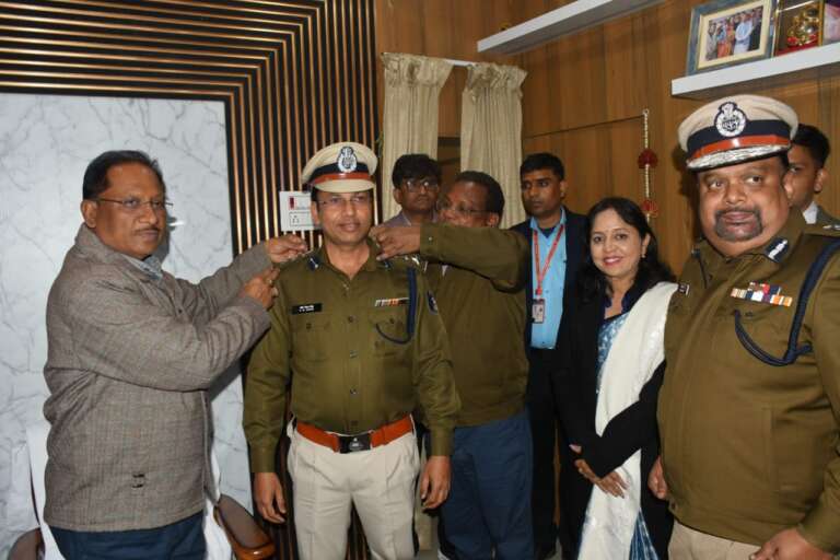 *मुख्यमंत्री ने एसपी श्री शशिमोहन सिंह को एसएसपी के पद पर पदोन्नत होने पर पहनाया बैच एवं स्टार*