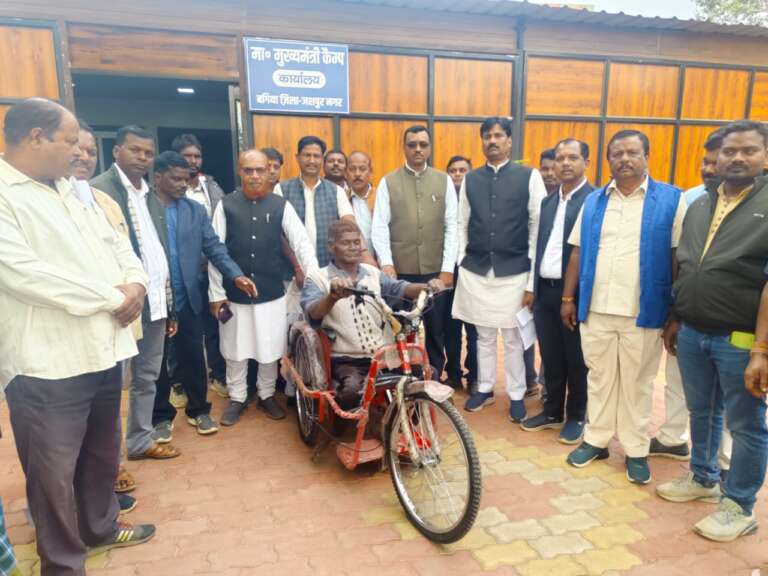 *मुख्यमंत्री से मिलकर उन्होंने बताई समस्या, तत्काल बैटरी चलित ट्राय सायकल मिलने से आई चेहरे में नई मुस्कान*