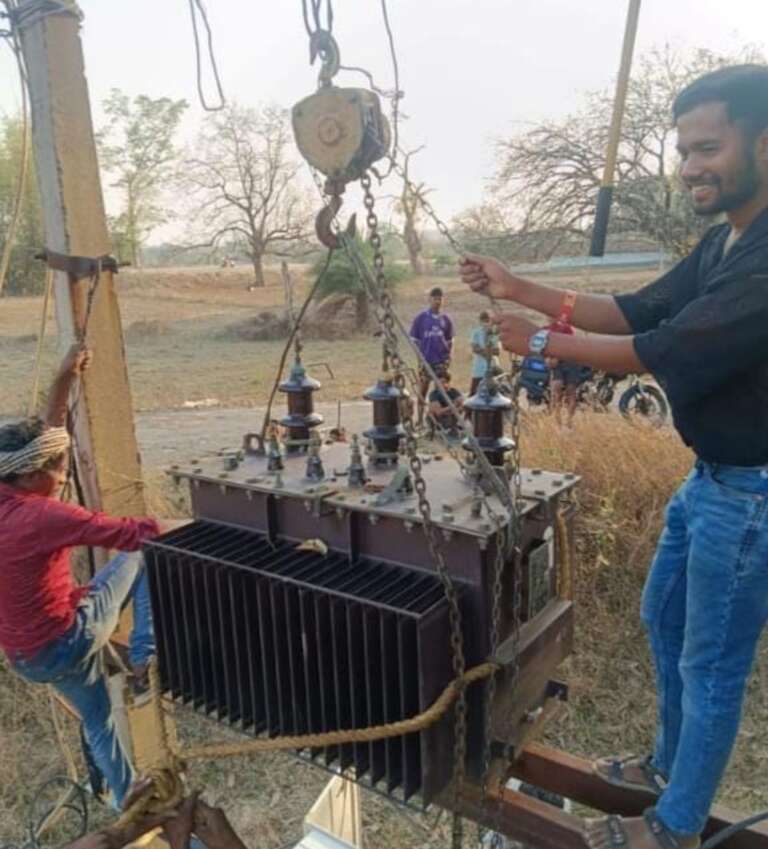*सीएम कैंप कार्यालय की पहल से चेटबा के रेंगारटोली में बदला गया खराब ट्रांसफार्मर, ग्रामीणों को मिली बड़ी राहत, मुख्यमंत्री श्री विष्णुदेव साय का ग्रामीणों ने जताया आभार……*