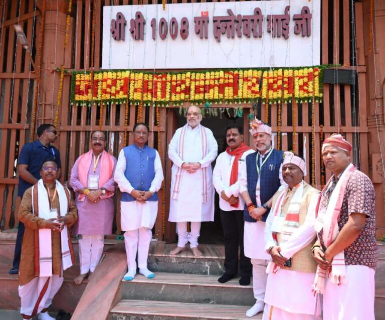 *केन्द्रीय गृह मंत्री श्री अमित शाह ने मुख्यमंत्री श्री विष्णुदेव साय के साथ मां दंतेश्वरी की पूजा-अर्चना की*