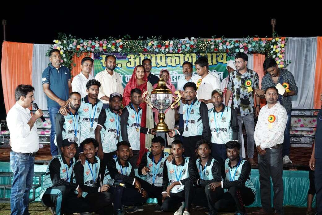 *स्व. ओमप्रकाश साय स्मृति रात्रिकालीन क्रिकेट प्रतियोगिता का भव्य समापन, मुख्यमंत्री श्री विष्णुदेव साय की धर्मपत्नी श्रीमती कौशल्या साय रहीं मुख्य अतिथि…*