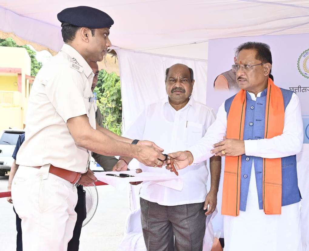 *सड़क परिवहन और यातायात को सुरक्षित और सुगम बनाना हमारी सर्वाेच्च प्राथमिकता: मुख्यमंत्री श्री साय, मुख्यमंत्री ने परिवहन सुरक्षा बेड़े में शामिल 48 वाहनों को झंडी दिखाकर किया रवाना, मुख्यमंत्री ने परिवहन विभाग के कर्मियों को सौंपी वाहनों की चाबी*