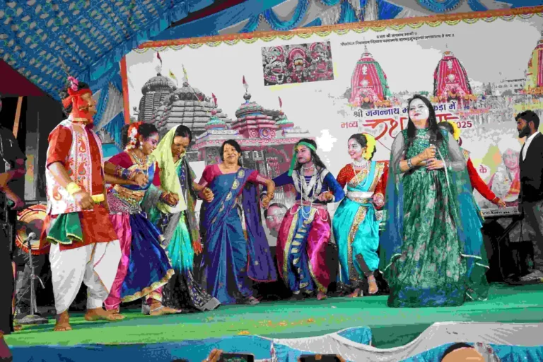 *श्री जगन्नाथ महाप्रभु जी का सुना वेष : देवशयनी एकादशी पर हुआ भव्य आयोजन, मुख्यमंत्री की धर्मपत्नी श्रीमती कौशल्या साय हुईं शामिल, ओड़िया एवं नागपुरी भजन की धुनों पर झूमीं श्रद्धालु……*