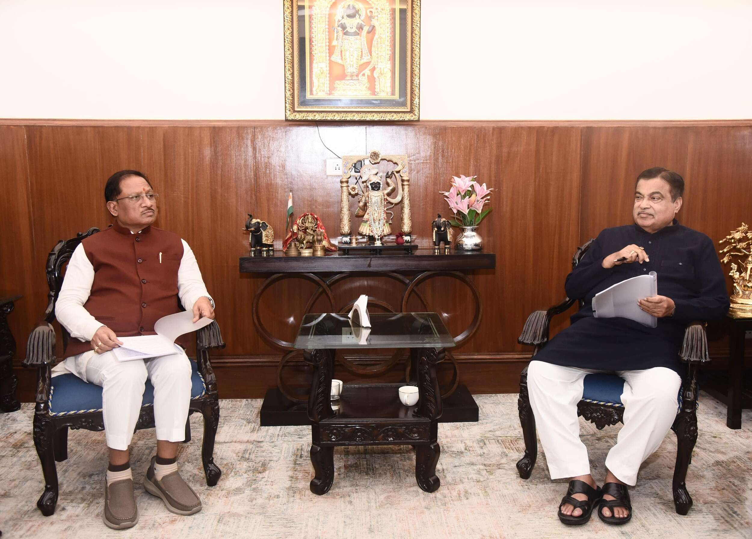 *केंद्रीय मंत्री नितिन गडकरी से मिले मुख्यमंत्री विष्णुदेव साय, आदिवासी अंचलों तक सड़कों की पहुँच से विकास की गति होगी तीव्र – मुख्यमंत्री*