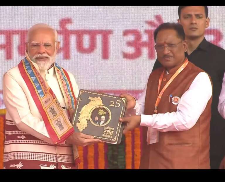 *प्रधानमंत्री श्री नरेंद्र मोदी ने ‘कॉफ़ी टेबल बुक’ का किया विमोचन:छत्तीसगढ़ की विकास यात्रा और ‘मोदी की गारंटी’ का दस्तावेज़*