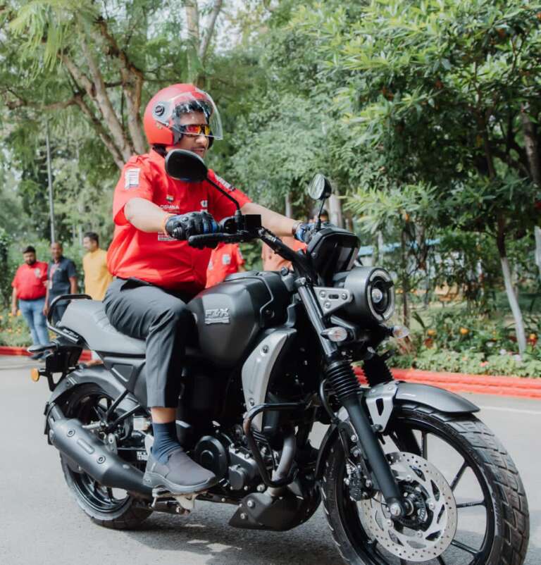 *मुख्यमंत्री श्री विष्णुदेव साय ने स्वयं बाइक चलाकर युवाओं को दिया सुरक्षित ड्राइविंग का संदेश, रजत जयंती वर्ष के अवसर पर रायपुर में होगा एमआरएफ नेशनल सुपरक्रॉस चैम्पियनशिप 2025 का भव्य आयोजन*