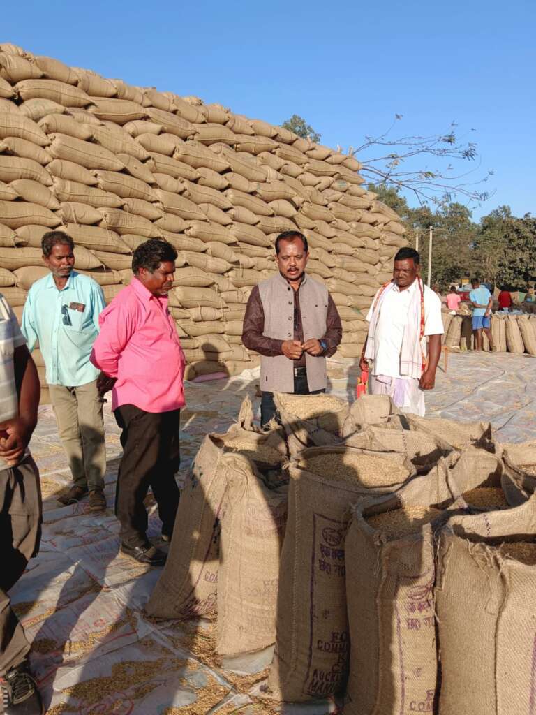*लुड़ेग के धान खरीदी केंद्र में जिला पंचायत अध्यक्ष सालिक साय का औचक निरीक्षण, व्यवस्थाओं को लेकर दिए सख्त निर्देश, किसानों से मिलकर…..*