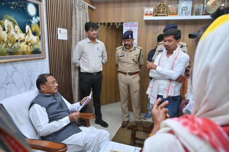 *मुख्यमंत्री श्री साय ने बगिया में जनदर्शन में सुनी आमजनों की समस्याएं, आवेदनों का गंभीरता से निराकरण करने के दिए निर्देश…*