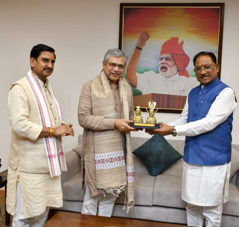 *छत्तीसगढ़ में बस्तर से सरगुजा तक रेल संपर्क मजबूत करने की दिशा में बड़ा कदम, मुख्यमंत्री श्री विष्णुदेव साय ने छत्तीसगढ़ में प्रमुख रेल परियोजनाओं को गति देने रेल मंत्री श्री अश्विनी वैष्णव से की विस्तृत चर्चा, रेल नेटवर्क का विस्तार छत्तीसगढ़ के संतुलित और समावेशी विकास का मजबूत आधार बनेगा : मुख्यमंत्री श्री साय…*
