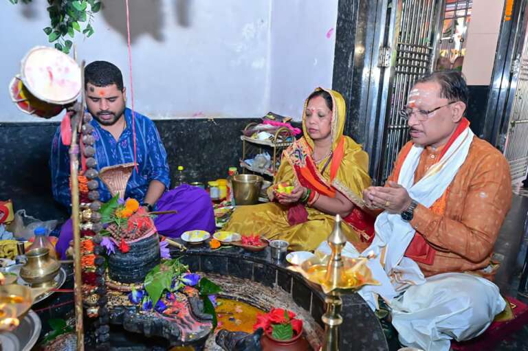 *मुख्यमंत्री श्री विष्णुदेव साय ने सावन सोमवार और नागपंचमी पर श्री फलेश्वरनाथ महादेव की पूजा-अर्चना की, प्रदेशवासियों की सुख-समृद्धि और छत्तीसगढ़ की निरंतर प्रगति के लिए की मंगलकामना…*