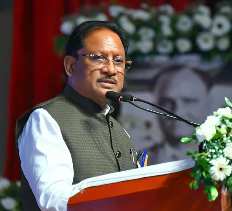 *अंबिकापुर के सड़क की वायरल वीडियो का मुख्यमंत्री ने लिया संज्ञान: कलेक्टर अजीत वसंत से दूरभाष पर की चर्चा, सड़क को तत्काल सुधारने के दिए निर्देश…*