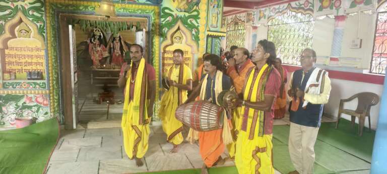 *कार्तिक मास में भक्ति में लीन हुए श्रद्धालु, पमशाला के श्री राधा-कृष्ण मंदिर में चल रहा भजन-कीर्तन, ईब नदी तट स्थित मंदिर में प्रतिदिन सुबह और शाम गूंज रहे भक्ति के स्वर, क्षेत्र की कीर्तन मंडलियां ले रही हैं भाग…*
