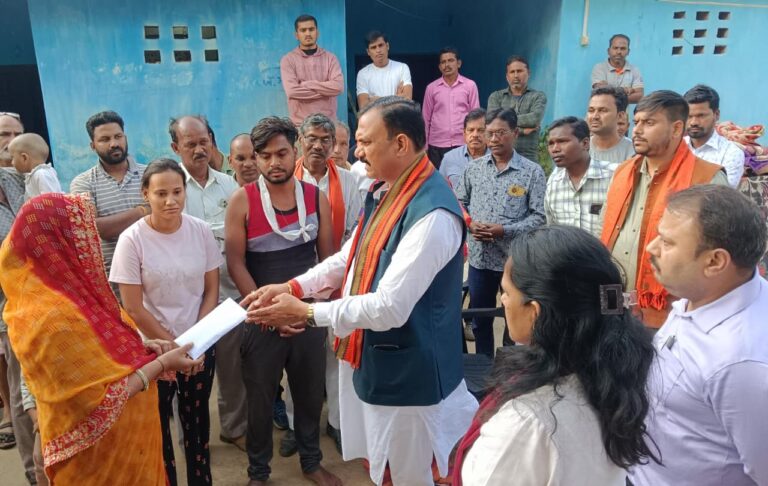 बस हादसे में मृत यात्रियों के घर-घर पहुंचे स्वास्थ्य मंत्री श्याम बिहारी जायसवाल, पुष्प अर्पित कर दी श्रद्धांजलि….